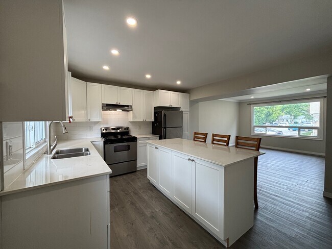 Photo du bâtiment - Freshly Renovated 2 Bed 1 Bath Townhome in...