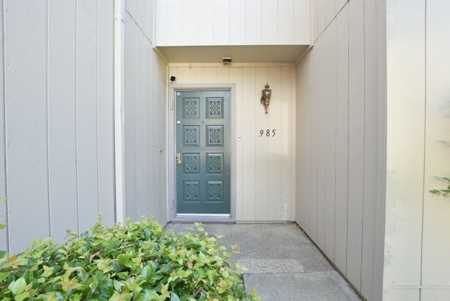 Building Photo - Beautiful 3 Bedroom 2.5 Bath End Unit Town...