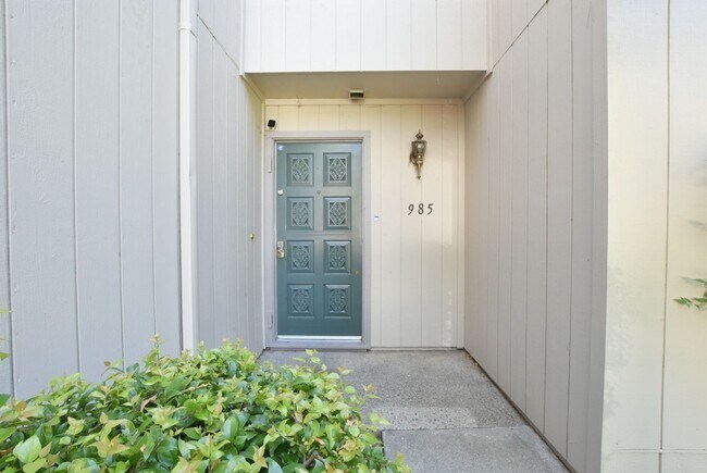 Foto del edificio - Beautiful 3 Bedroom 2.5 Bath End Unit Town...