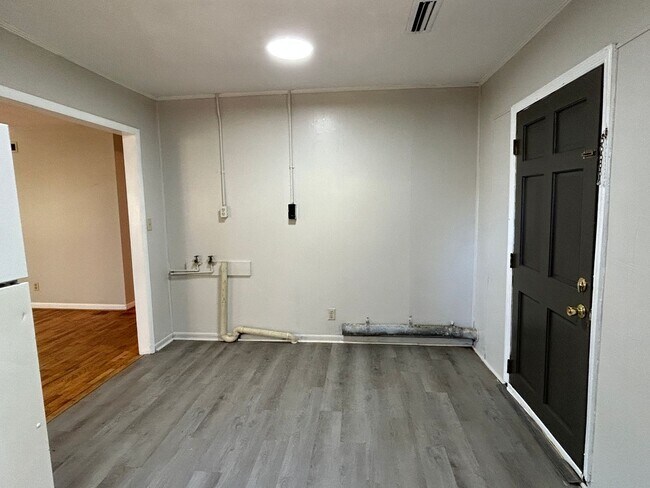 Building Photo - 5th- 308