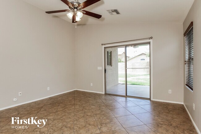 Building Photo - 1222 W Jersey Way