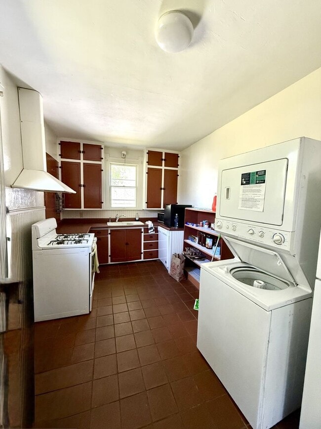 Building Photo - 2 Bedroom Avail August 2026 in Prospect Hills! $1,400 Monthly