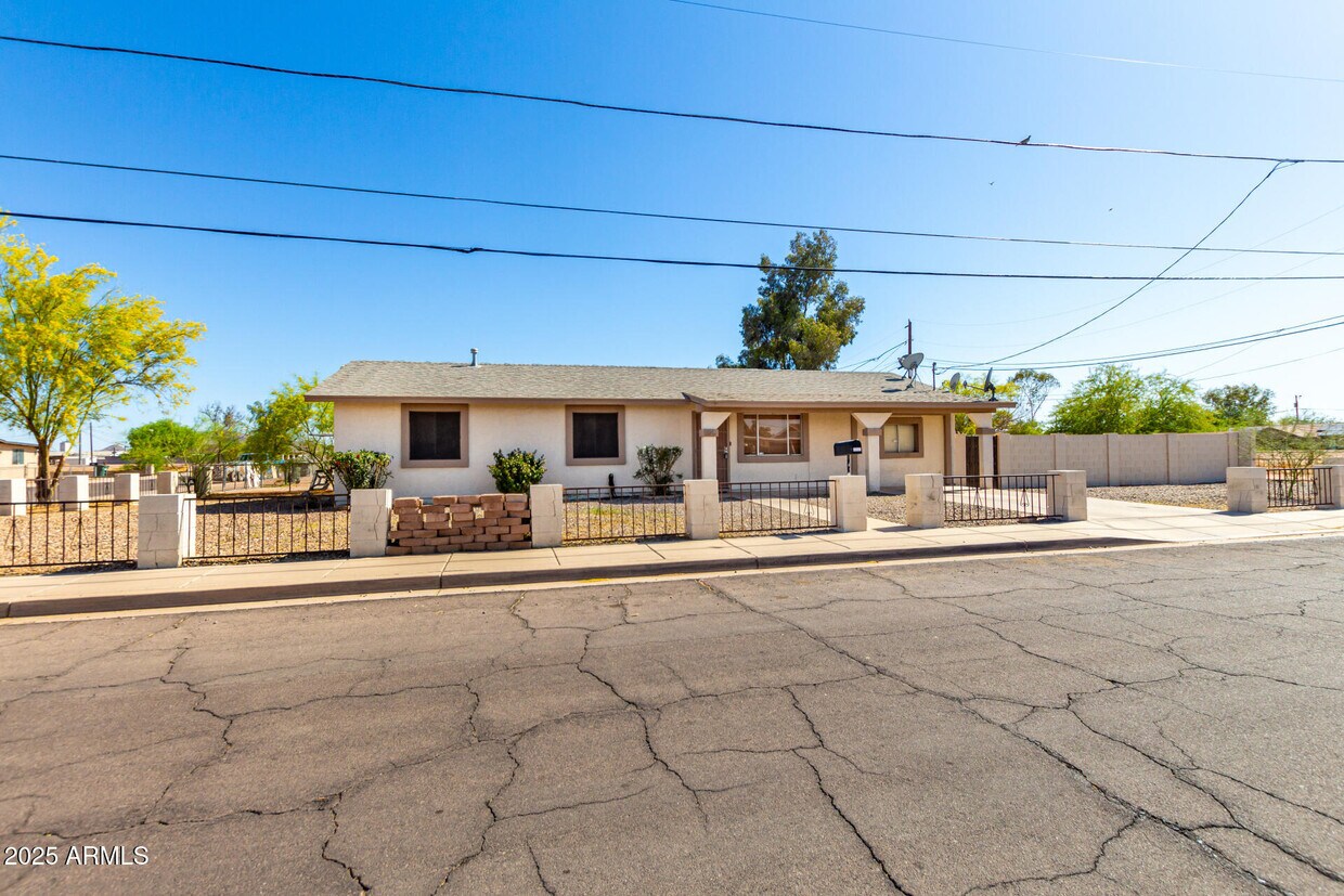Primary Photo - 1125 E 1st St