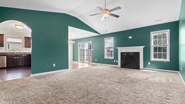 Foto del edificio - Charming 3BR Home in Carolina Plantation with Fenced Yard & 2-Car Garage