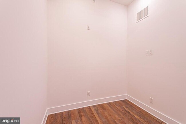 Building Photo - 1211 Bainbridge St