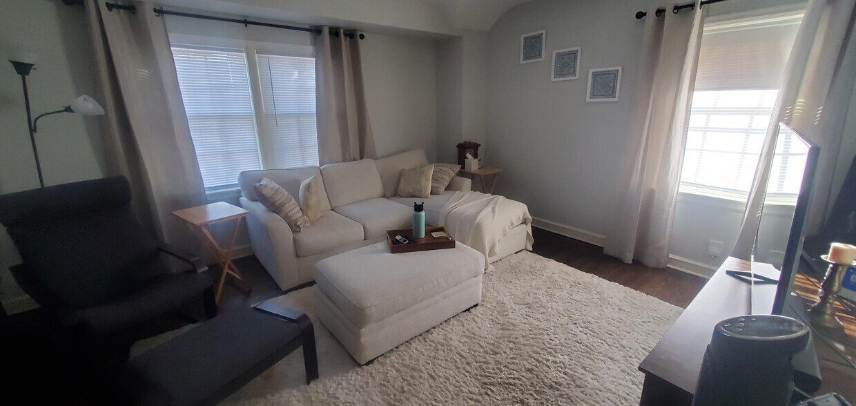 9110 W North Ave Unit 4 9110, Wauwatosa, WI 53226 Apartments in