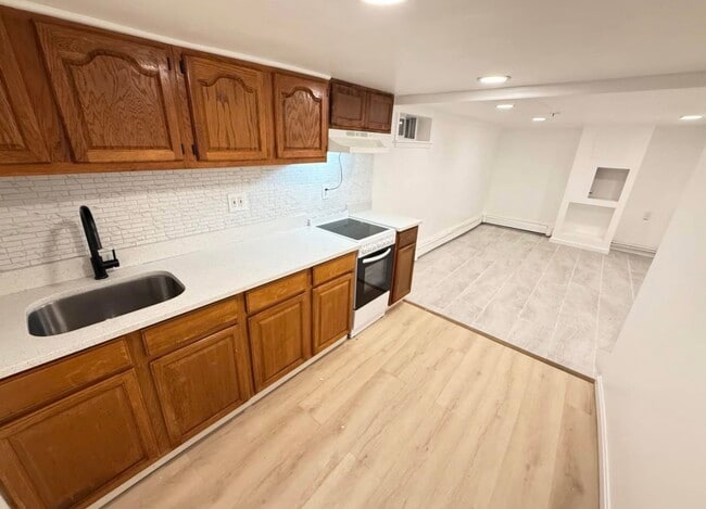 Foto del edificio - 9318 Hollis Court Blvd