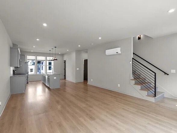 Techos de 9 pies de altura - 339 E Village Ln