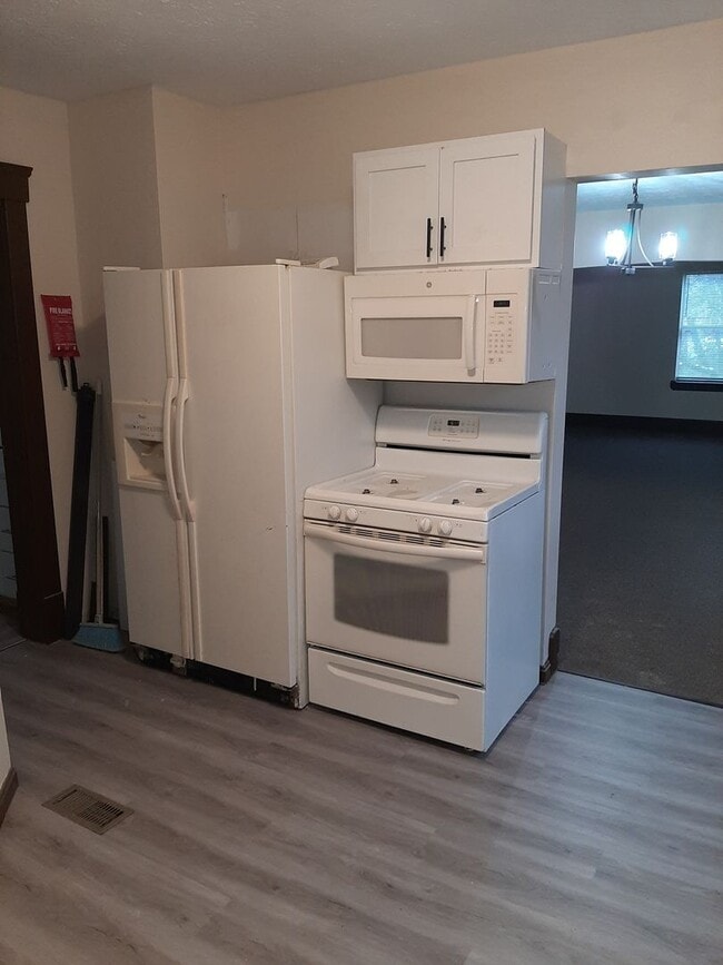 Building Photo - 2 bedroom with appliances