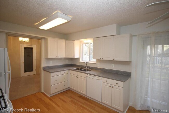 Building Photo - 2120 Daintree Ave