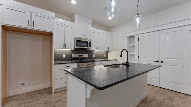 Foto del edificio - "Charming 3-Bedroom Retreat with Granite Elegance & Cozy Fireplace in Farmington!"