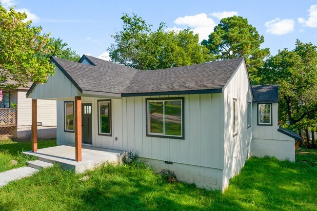 Building Photo - Gorgeous 3 bedroom 2 bathroom home