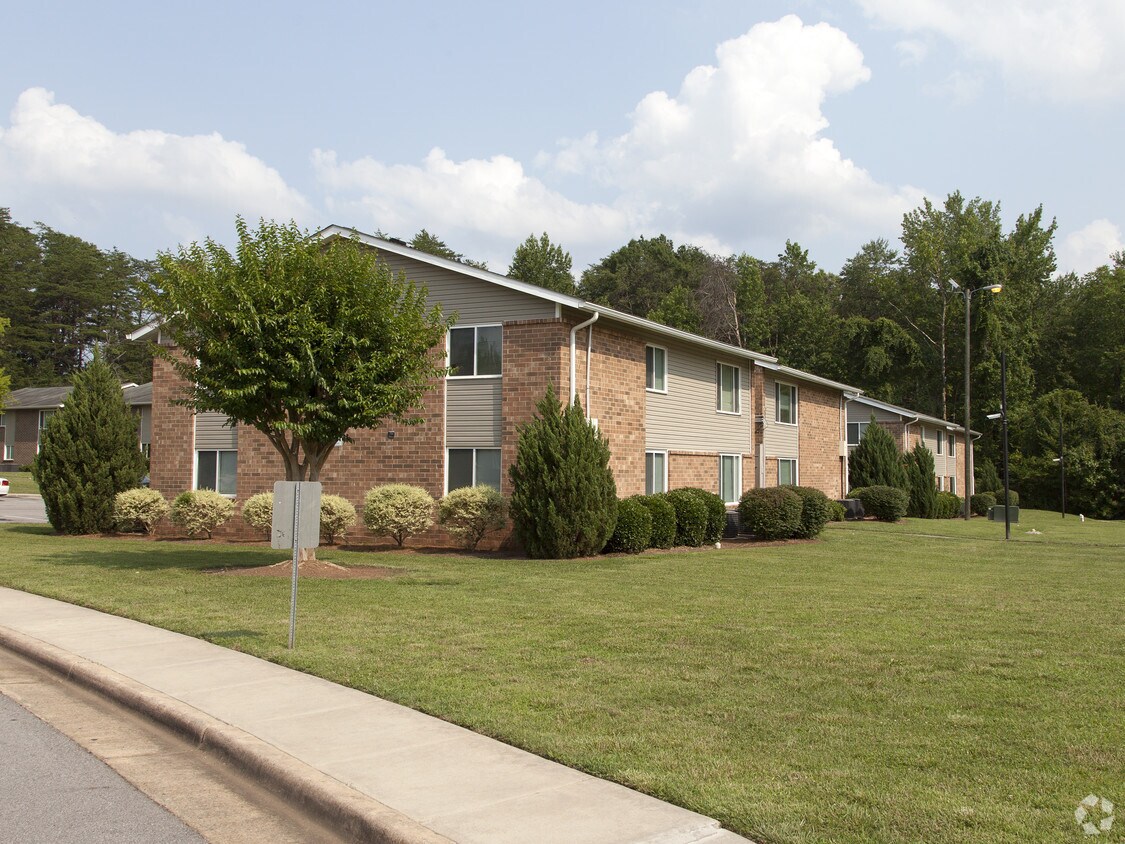Exterior - Brownstone Commons Apartments