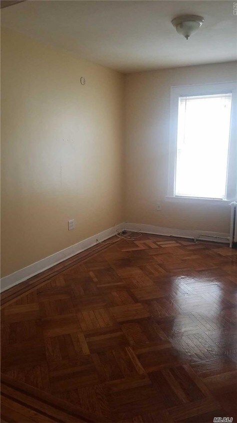 Foto del edificio - 21820 Merrick Blvd