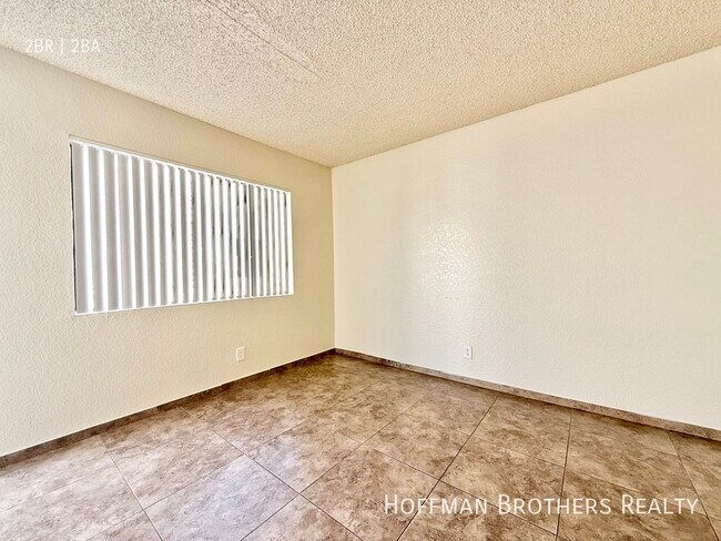 Foto del edificio - 8926 Burnet Ave