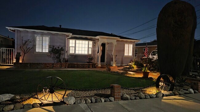 Fachada frontal - Noche - 16825 S Berendo Ave