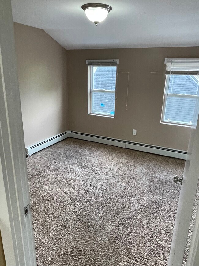 Bedroom 1 - 62 Saunders St