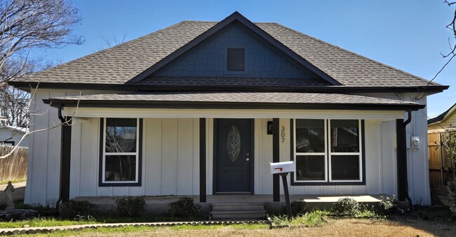 Building Photo - 307 E Waco St