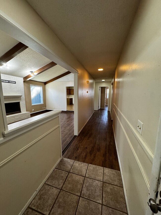 Foto del edificio - Large 2bedroom 2bathroom CH/A 2 car garage