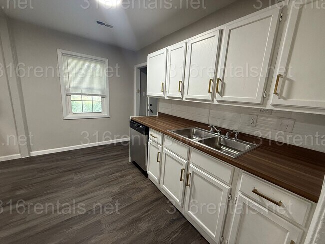 Building Photo - $1145 - 4 bedroom / 1 bathroom - Single Fa...