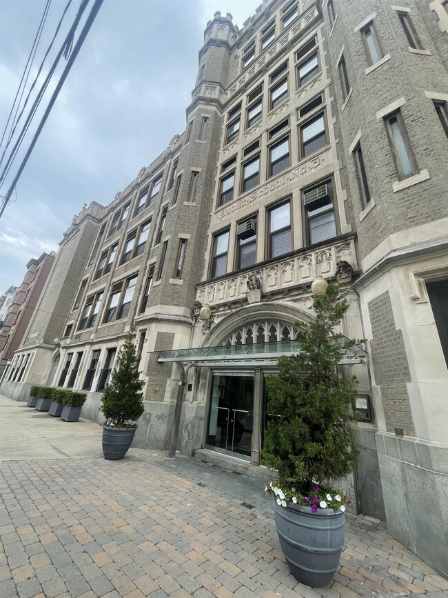 Building Photo - 501 Adams St