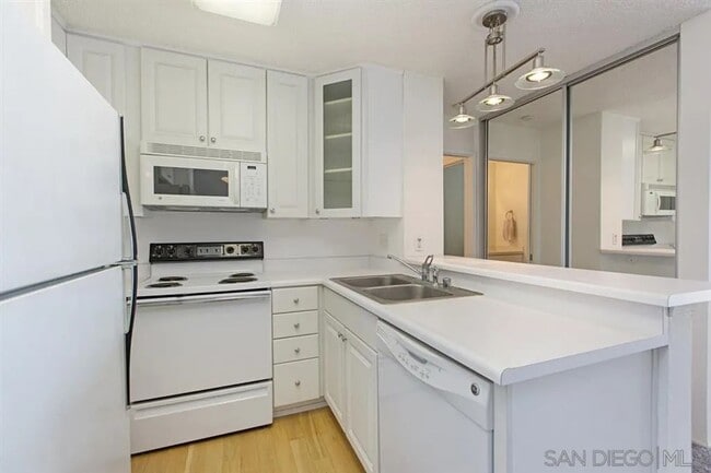 Building Photo - Large 1-bedroom condo at The Plaza Condos in Pacific Beach