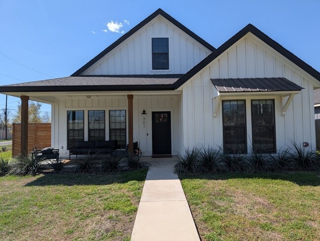 Foto del edificio - Charming 3BR House in Taylor