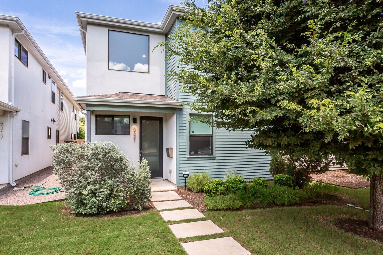 Primary Photo - 4 Bedroom, 3 Bath Home in Glencoe Terrace!