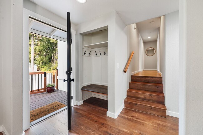 Foto del edificio - Home with private Long Lake community beac...