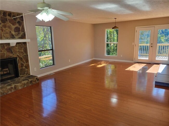 Building Photo - 410 Collett Ave