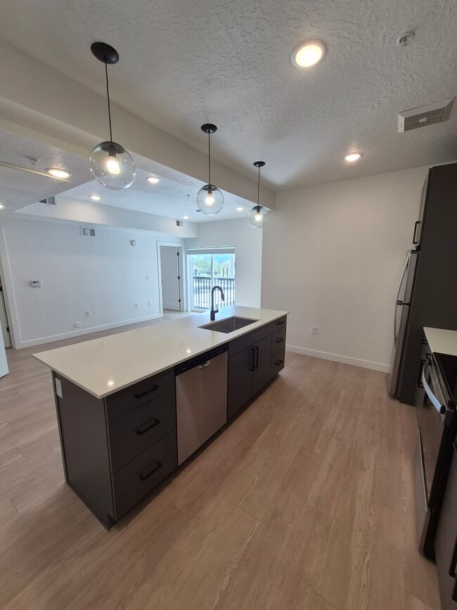 Building Photo - Promontory Place
