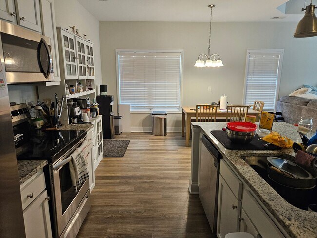 Foto del edificio - Beautiful 3 bedroom 2 bath unfurnished home in Hampstead