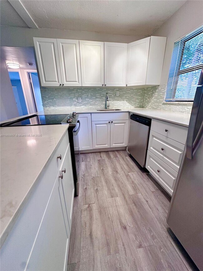 Foto del edificio - 120-120 Meadows Cir