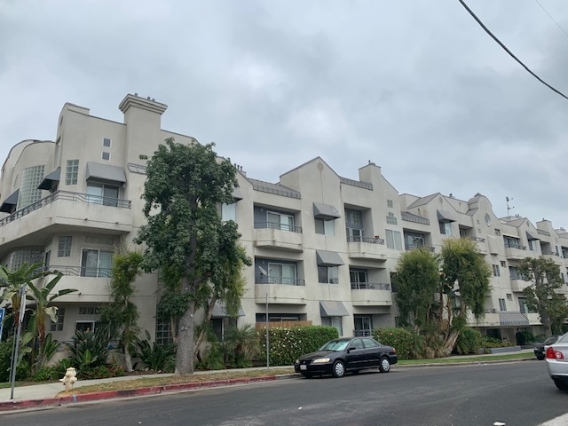 Building Photo - 14859 Moorpark St