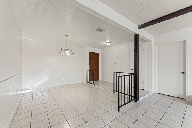 Foto del edificio - 711 Whippoorwill Dr