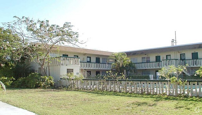 Colony Club Apartments - Luz Gardens