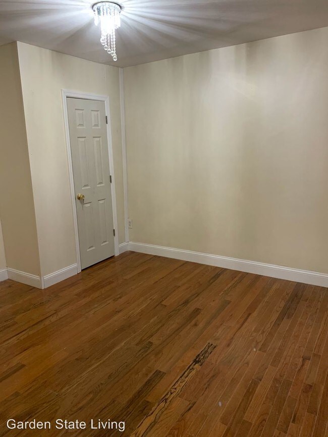 Building Photo - 3 br, 1 bath House - 45 N 5th St