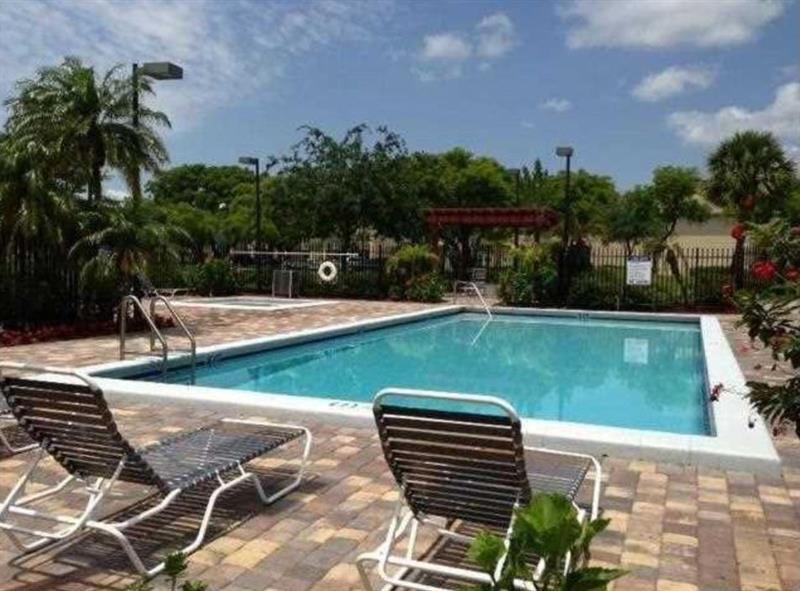 Foto del edificio - 611 Cypress Lake Blvd