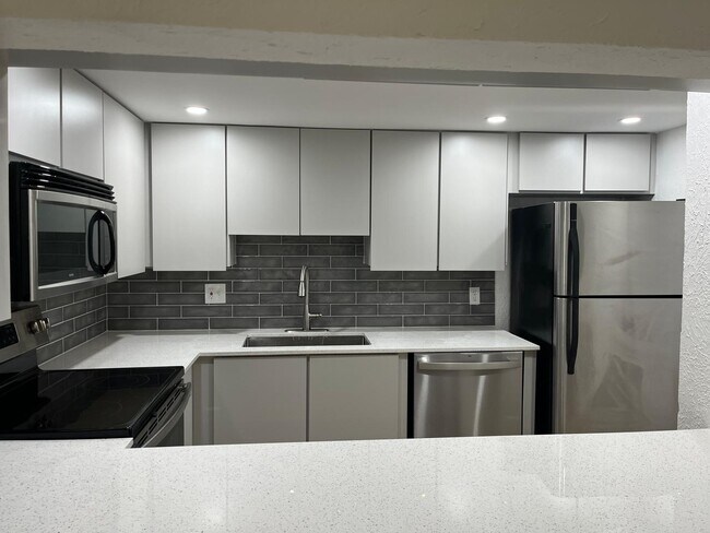 Foto del edificio - 9441 Live Oak Pl