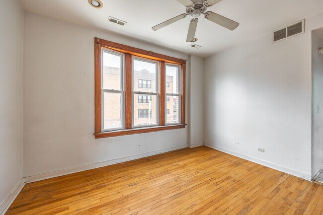 Foto del edificio - 2842 W Augusta Blvd