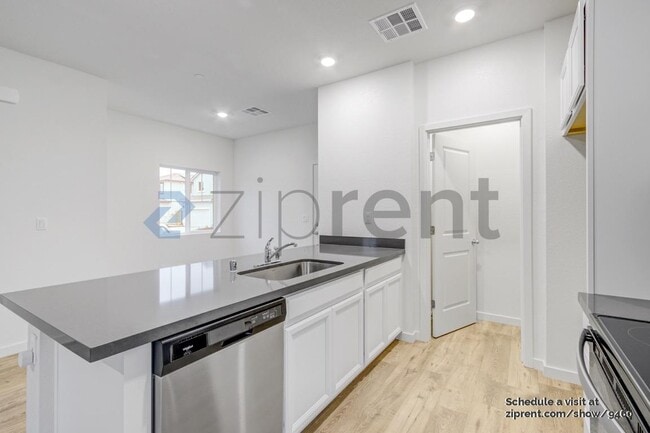Building Photo - 5208 Cumberland Dr