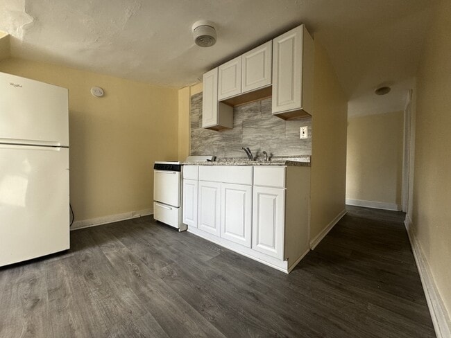Building Photo - 472 Hudson Ave