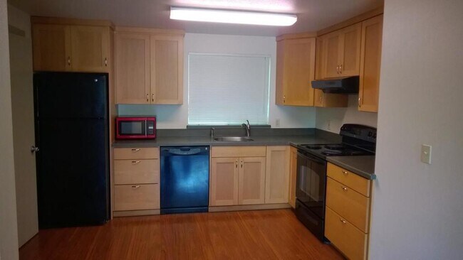 Building Photo - West Seattle Junction 4-plex - 2 bedrooms