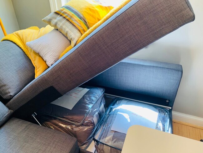 La ropa de cama para el sofá cama adicional se guarda. - 2227 10th St NW