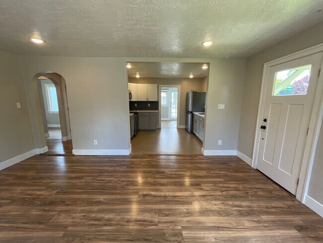 Building Photo - Delightful 2 bedroom cottage