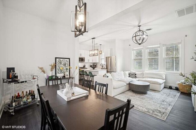 Mesa de comedor/Sala de estar - 2512 W Lyndale St