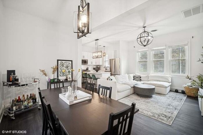 Dining table/Living Room - 2512 W Lyndale St