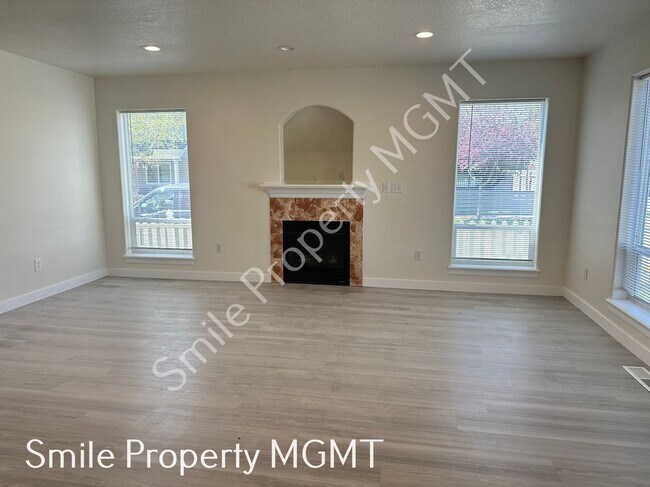 Foto del edificio - A beautiful 2-story townhouse attached with a single car garage!