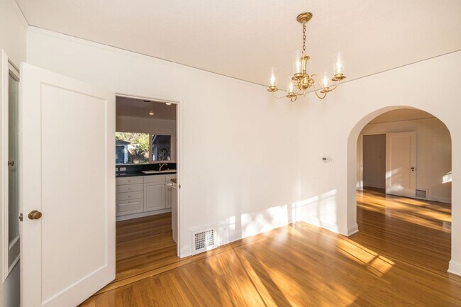 Building Photo - Charming 3 Bed, 2 Bath Home in Old Palo Alto
