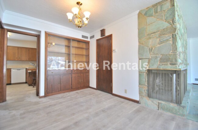 Foto del edificio - Adventure Meets Convenience in This Logan Home